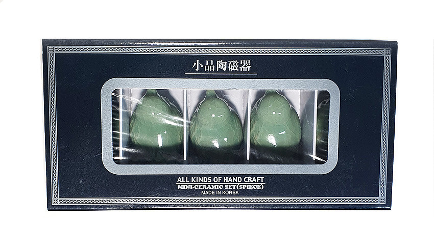 [텍스트: 小品陶磁器 / ALL KINDS OF HAND CRAFT MINI-CERAMIC SET(5PIECE) MADE IN KOREA] 짙은 남색 케이스 속 연비취색 유약의 참새 형 도자 수저받침 세트 포장 이미지