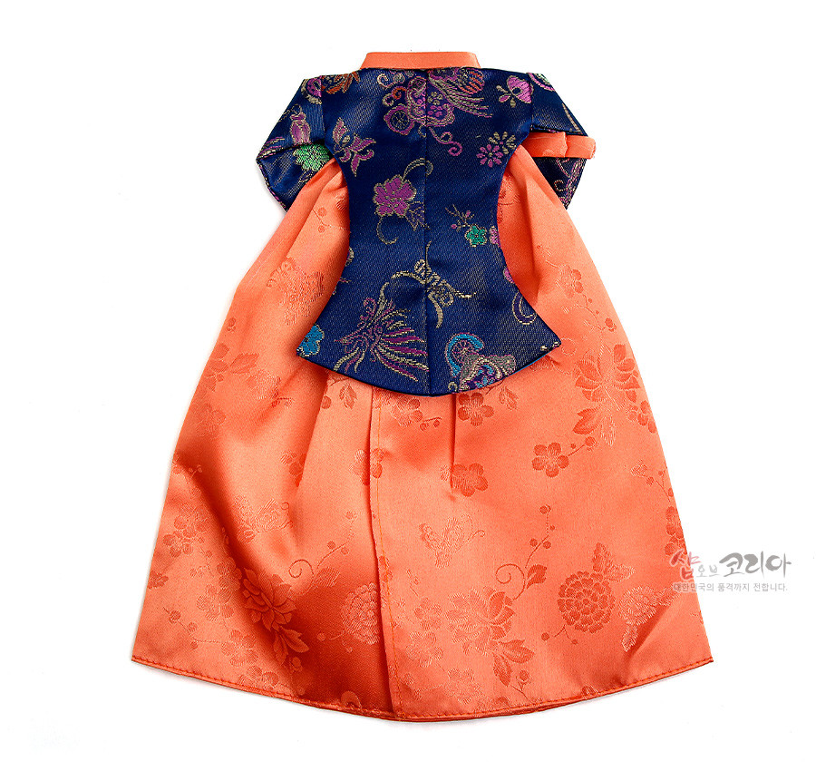 [텍스트: 샵오브코리아] 주홍색 비단 치마와 남색 비단 당의로 구성된 한복형 와인 커버, 화려한 꽃·나비 문양 자수와 은은한 양단 무늬가 조화를 이루는 디자인