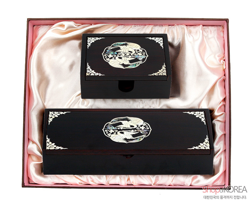 [텍스트: ShopOfKOREA 대한민국의 품격까지 전합니다.] 흑색 옻칠 목재 위 자개 상감 쌍학 원형 문양과 백색 당초문 장식을 더한 필함·명함함 세트 이미지