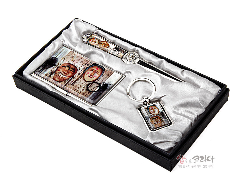 [텍스트: 샵오브코리아 대한민국의 품격까지 전합니다.] 금속 재질 위에 하회탈 3종과 한글 서체 문양을 컬러 인쇄한 명함집·열쇠고리·편지칼 세트 구성 이미지