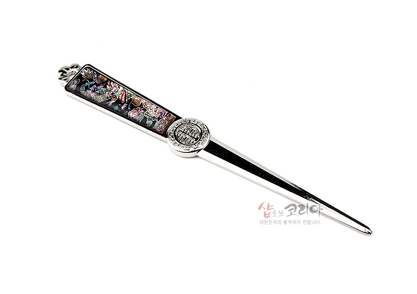 [텍스트: 샵오브코리아 대한민국의 품격까지 전달니다.] 흑색 손잡이에 자개 상감으로 오색 용 문양을 넣고, 은색 금속 칼날과 원형 전통 문양 장식을 더한 편지칼 디자인