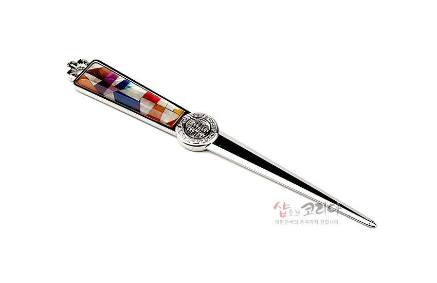 [텍스트: 샵오브코리아 대한민국의 품격까지 전합니다.] 금속 재질 본체와 손잡이, 손잡이에 다채로운 색상의 자개 조각보 문양 상감 장식 편지칼 디자인