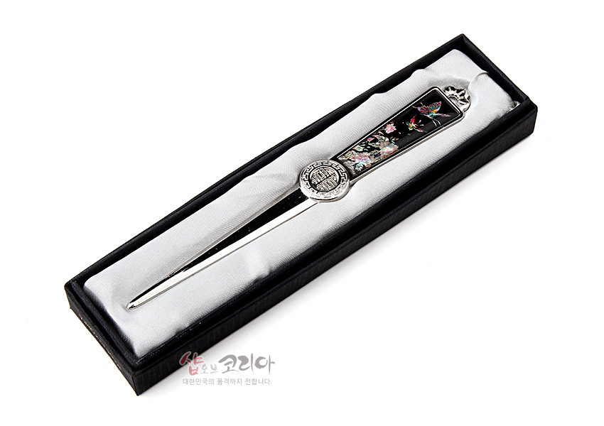 [텍스트: 샵오브코리안 대한민국의 품격까지 전합니다.] 흑색 바탕 금속 손잡이에 자개 상감 기법으로 목단꽃과 나비 문양, 원형 전통 문양 장식을 더한 편지칼 디자인