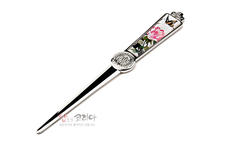 [텍스트: 샵오브코리아 대한민국의 즐거움까지 전합니다.] 금속 재질 편지칼 손잡이 위 자개 상감 기법의 분홍 꽃과 나비 문양, 중앙 원형 전통문양 장식이 돋보이는 디자인