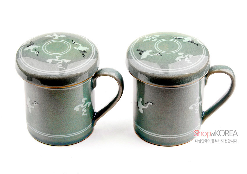 [텍스트: Shop of KOREA 대한민국의 품격까지 전합니다.] 청자 재질에 상감 기법으로 운학 문양을 넣은 회청색 유약의 뚜껑 포함 2인 머그세트 이미지 설명