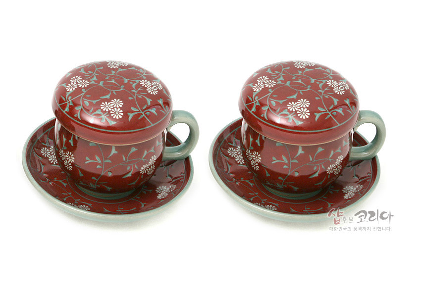 [텍스트: 샵오브코리아 대한민국의 문화새가 전합니다.] 진사색 유약 위에 백색 국화와 청록 넝쿨무늬를 시문한 청자 재질 2인용 뚜껑잔과 받침 다기잔세트 이미지 설명