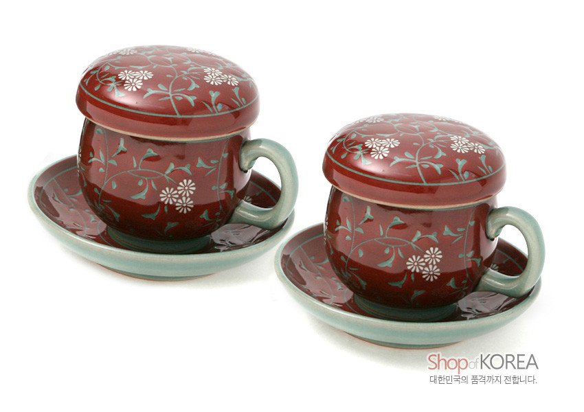 [텍스트: Shop of KOREA 대한민국의 품격까지 전합니다.] 진사색 유약 위 청록 넝쿨과 백색 국화 문양이 둘린 청자 뚜껑잔과 받침으로 구성된 2인용 다기잔세트 이미지 설명