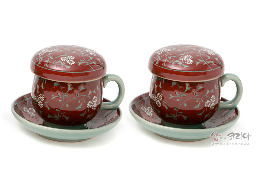 [텍스트: 샵오브코리아 대한민국의 품격까지 전합니다.] 진사색 유약 위 청록 덩굴과 백색 국화문양을 시문한 도자기 2인 다기잔과 청자빛 받침 구성