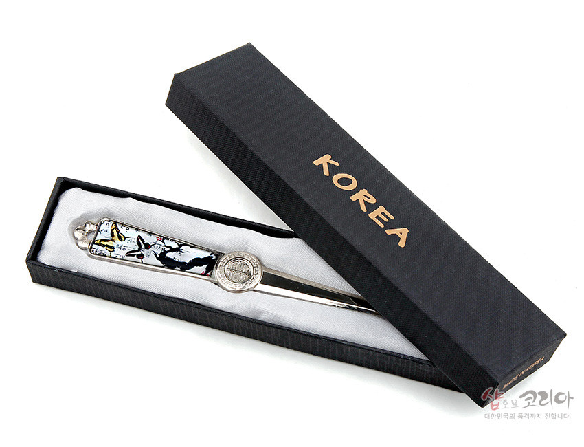 [텍스트: KOREA] 금속 재질 편지칼 손잡이에 흑백 매화나무와 다채로운 나비 문양을 수묵화풍으로 장식하고, 중앙에 원형 전통 문양 메달을 더한 디자인
