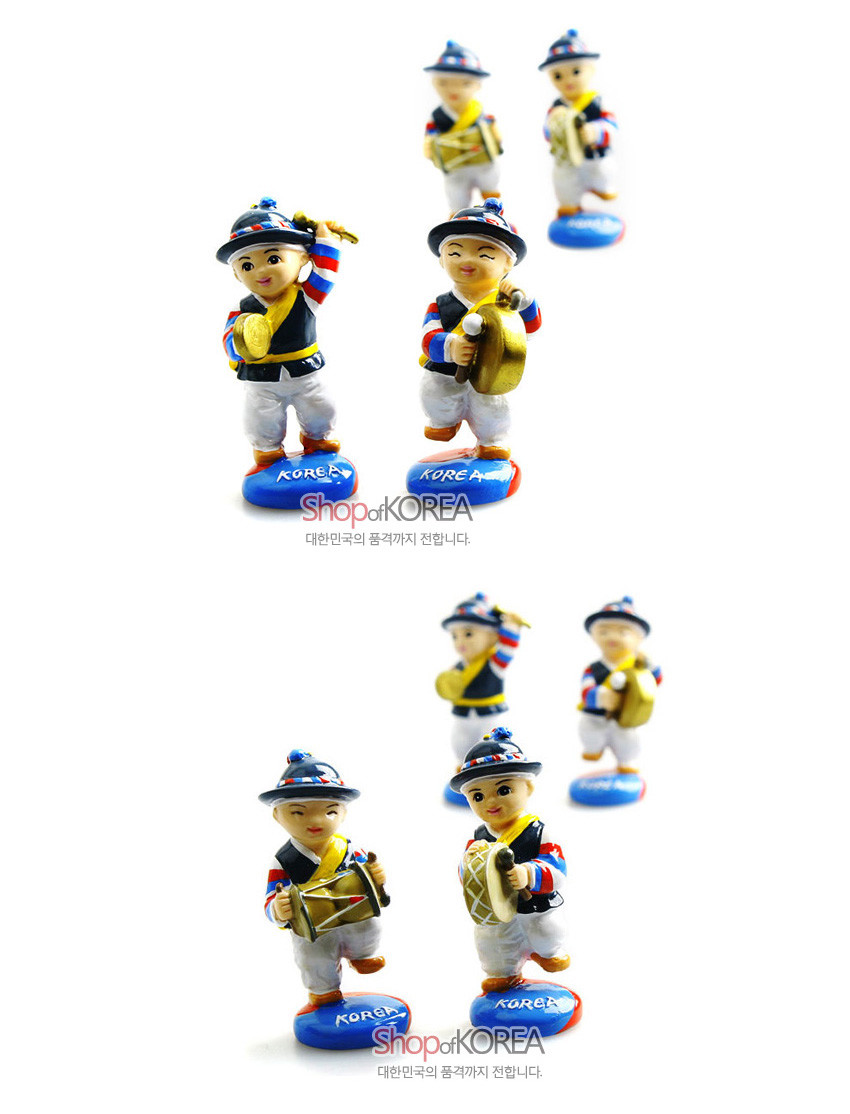 [텍스트: ShopofKOREA, KOREA, 대한민국의 품격까지 전합니다.] 형형색색 삼색 수의와 흰 바지, 모자를 채색한 레진 재질 사물놀이 전통의상 인형 세트 연출 이미지