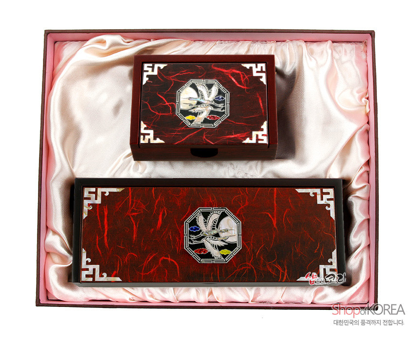 [텍스트: ShopofKOREA 대한민국의 품격까지 전합니다.] 적색 한지 위 자개 학 팔각 상감과 백색 모서리 기하학 문양이 어우러진 직사각 자동함 세트 구성