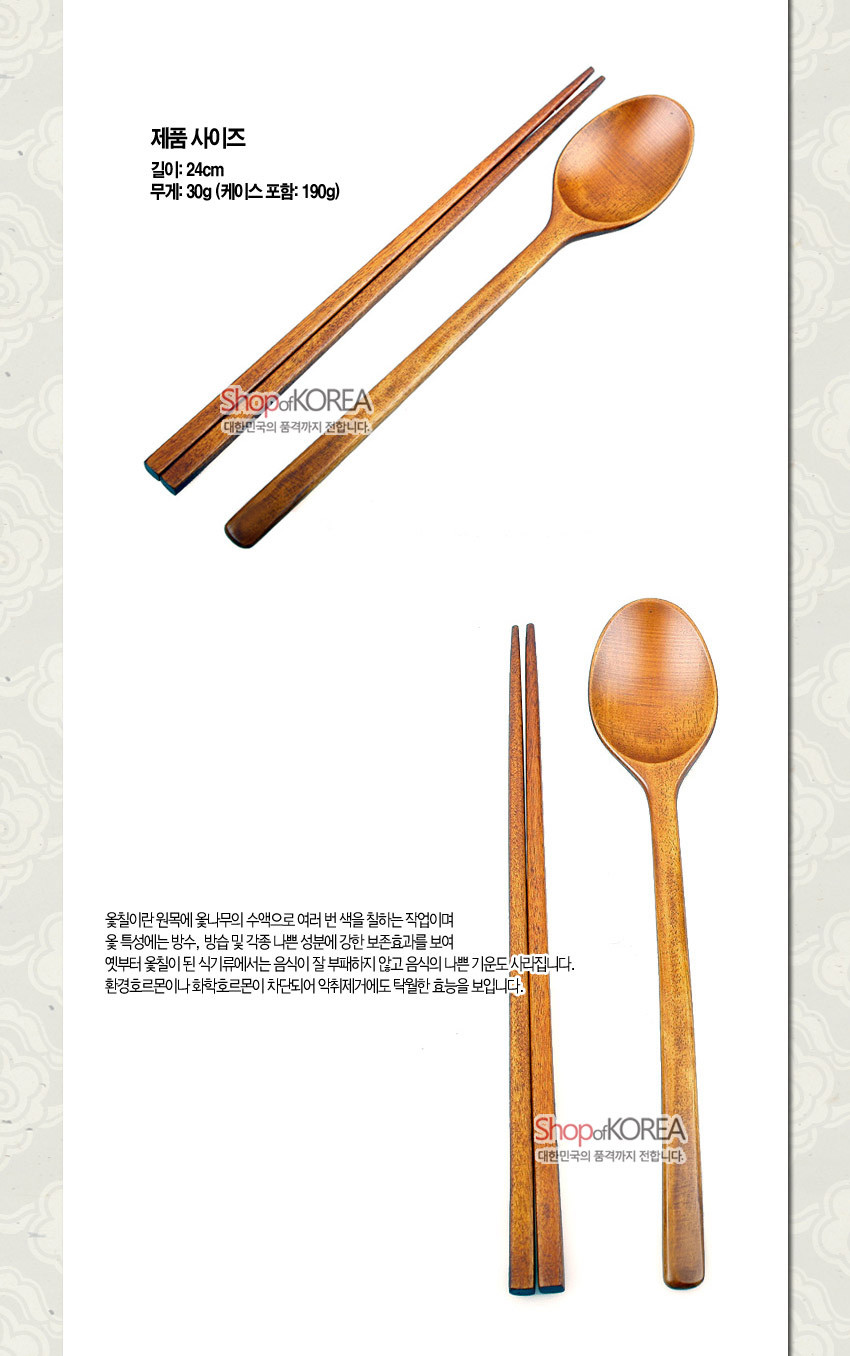 [텍스트: 제품 사이즈 길이: 24cm 무게: 30g (케이스 포함: 190g)] 갈색 천연 목재 위에 매끄러운 천연 옻칠을 입힌 수저와 젓가락 세트, 단순한 직선형 디자인과 은은한 나뭇결 표현
