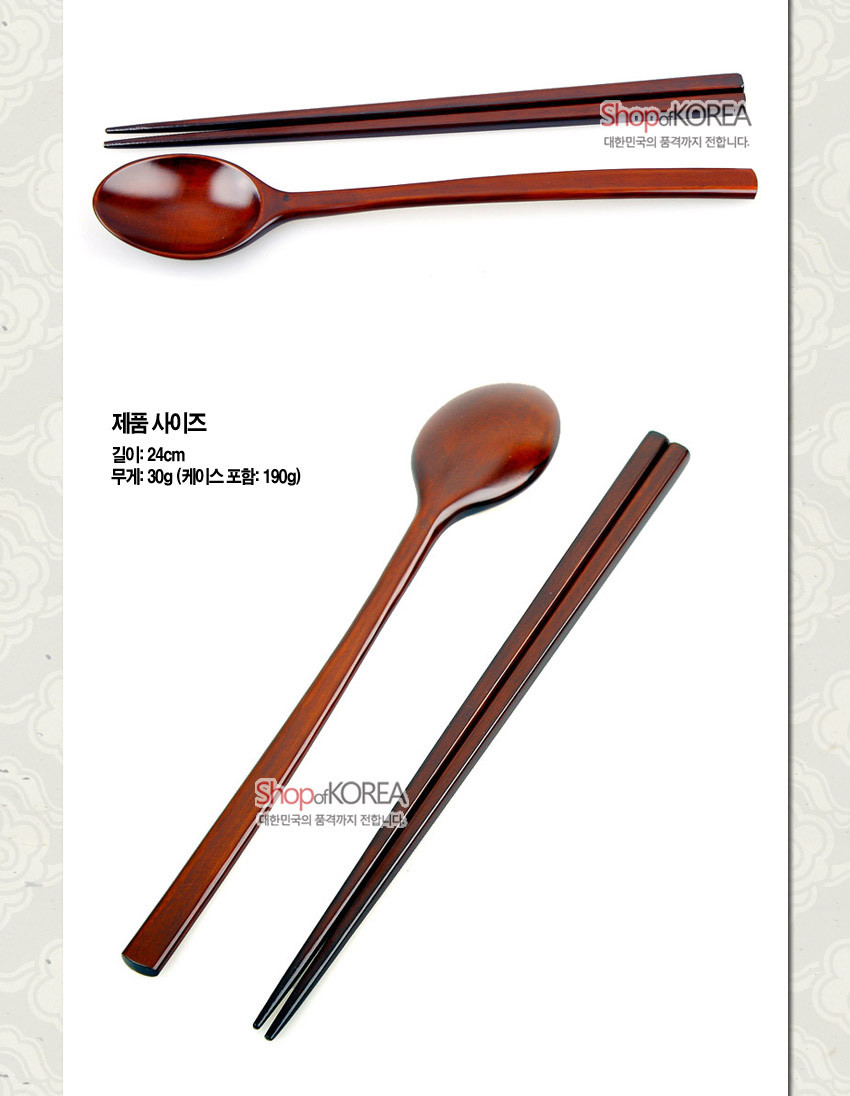 [텍스트: Shop of KOREA 대한민국의 품격까지 전합니다. 제품 사이즈 길이: 24cm 무게: 30g (케이스 포함: 190g)] 짙은 흑갈색 천연 옻칠로 매끄럽게 마감된 나무 소재 숟가락과 젓가락 직선형 수저세트 이미지