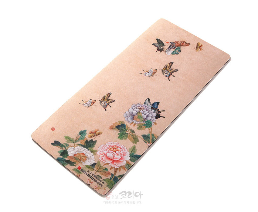 [텍스트: SHOP OF KOREA] 연분홍 바탕 패브릭 재질 위에 섬세한 민화 기법으로 표현된 모란꽃과 나비, 벌 화접도 문양이 배치된 직사각형 마우스패드 디자인