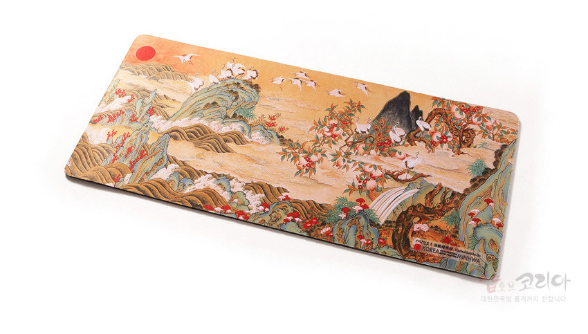 [텍스트: KOREA MINHWA] 금빛 바탕에 산수와 파도, 해와 학, 꽃나무가 어우러진 해학반도도 민화 문양 직사각형 대형 마우스패드 이미지설명