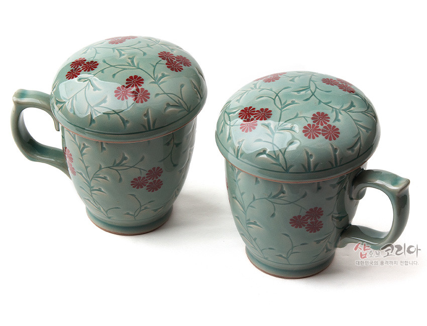 [텍스트: 샵오브코리아 대한민국의 품격까지 전합니다.] 청자 재질에 상감 기법으로 붉은 국화와 초화문을 새긴 적색 청자국화무늬 뚜껑 머그다기잔 세트 모습