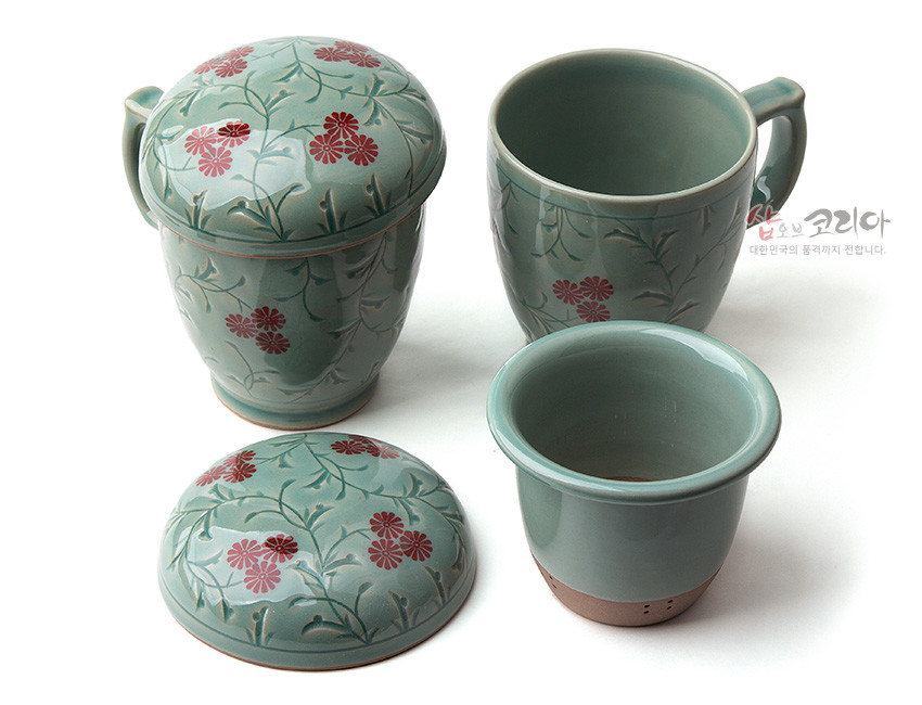 [텍스트: 샵오브코리아 대한민국의 품격까지 전합니다.] 비취빛 청자에 붉은 국화와 초화문을 상감 기법으로 장식한 뚜껑·거름망 포함 머그 다기잔 세트 이미지 설명