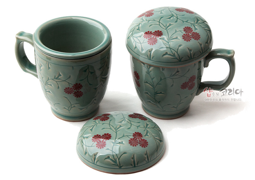 [텍스트: 샵오브코리아 대한민국의 품격까지 전달합니다.] 청자빛 유약 위에 상감기법으로 새긴 붉은 국화와 녹색 줄기 문양의 뚜껑 머그 다기잔 세트 모습