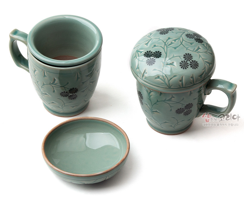[텍스트: 샵오브코리아 대한민국의 품격까지 전합니다.] 담청색 청자 재질에 흑색 국화와 덩굴무늬를 상감기법으로 장식한 뚜껑 머그다기잔 세트 구성