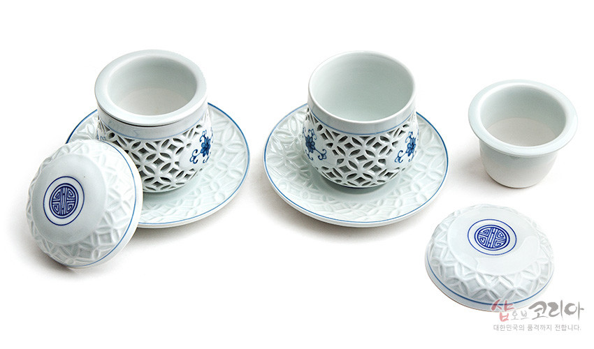 [텍스트: 샵오브코리아] 백자 재질의 투각 기법 찻잔과 받침 구성, 청색 길상문과 격자문이 조화를 이룬 2인 다기잔세트 이미지