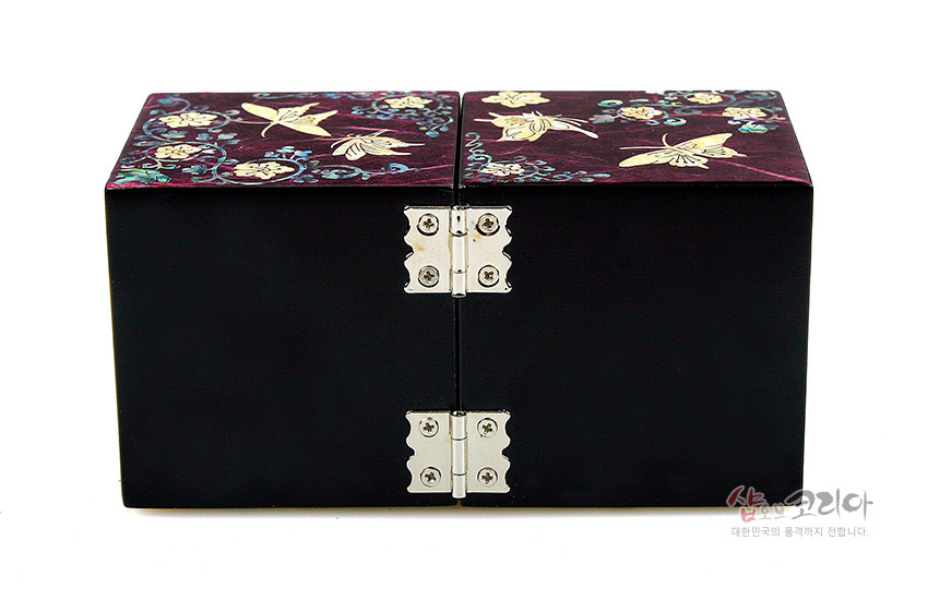 [텍스트: 샵오브코리아 대한민국의 품격까지 전합니다.] 보라색 한지 위 자개 상감으로 당초와 나비 문양을 넣고, 검은 옻칠과 금속 경첩으로 마감한 쌍합 보석함 이미지 설명