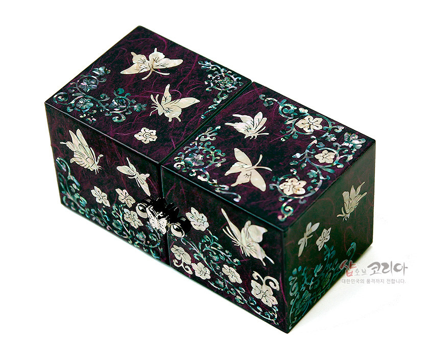[텍스트: 샵오브코리아 대한민국의 품격까지 전합니다.] 보라색 한지 바탕 위에 옻칠 처리하고 자개 상감으로 나비와 당초, 꽃 문양을 섬세하게 장식한 쌍합 보석함 모습