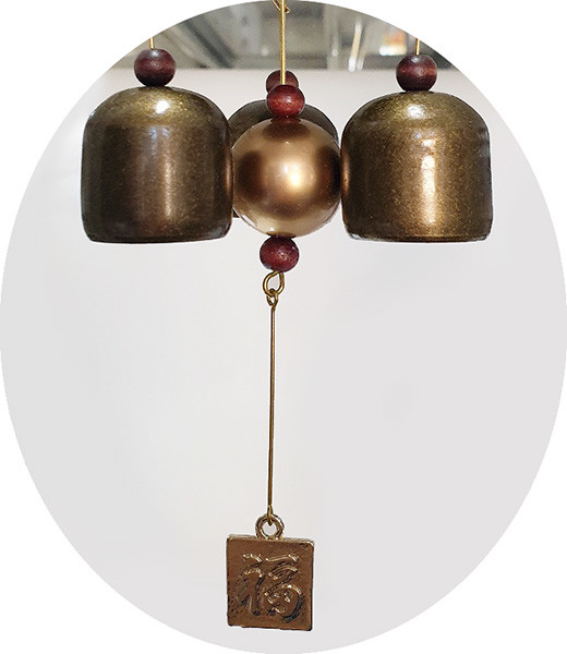 [텍스트: 福] 청동빛 금속 재질의 반구형 종 세 개와 황금색 구형 장식, 적갈색 나무 구슬 매듭, 복자 음각 사각 추로 구성된 풍경 장식