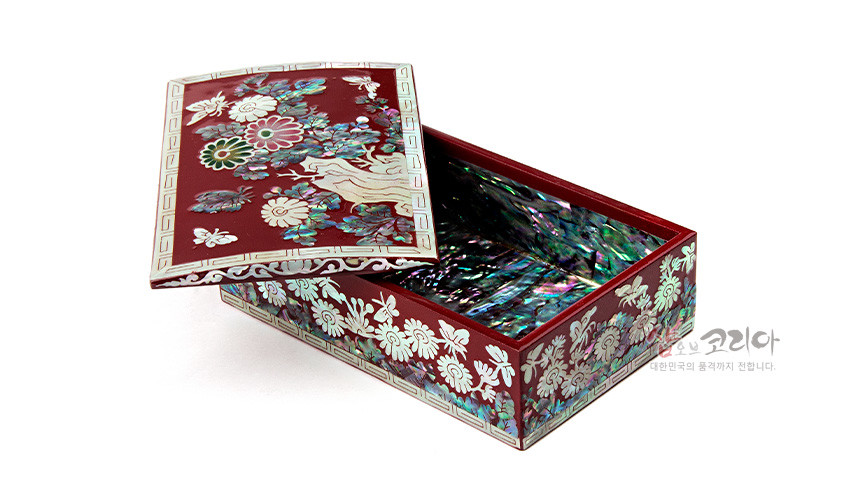 [텍스트: 샾 오브 코리아 대한민국의 품격까지 전합니다.] 붉은 옻칠 바탕 위 국화와 나비 자개 상감 장식, 내부 오색 천연 자개로 마감된 직사각형 명함함 모습