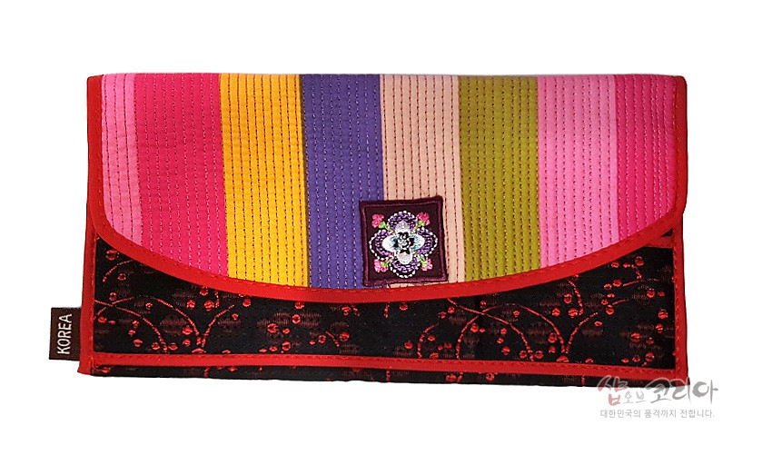 [텍스트: KOREA] 색동 비단 누비 기법 장지갑, 중앙 꽃 자수 장식과 붉은 안감, 흑색 바탕 붉은 매화 자수 문양 조화 디자인