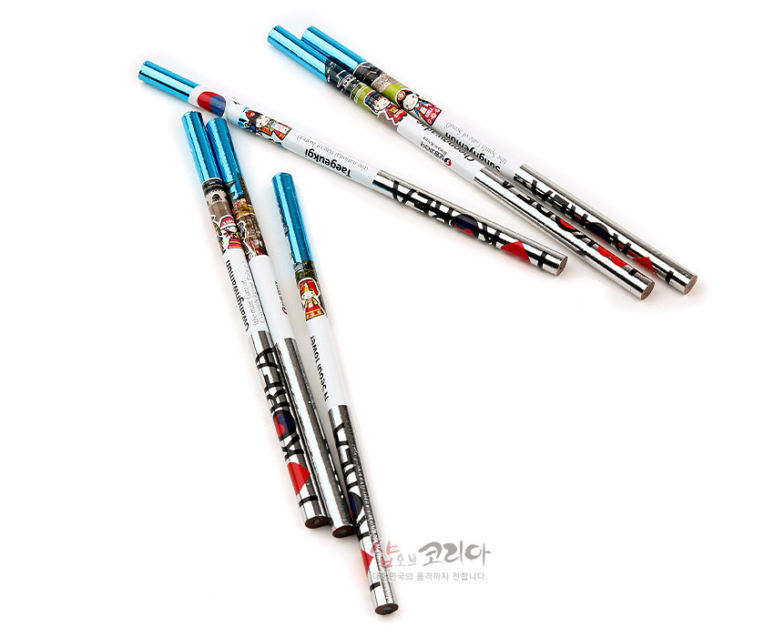 [텍스트: shop of korea, made in korea] 화이트 바디에 한복 전통의상 캐릭터와 태극 문양, 금속 광택감의 청색 메탈릭 캡과 은색 포일 장식을 더한 연필 6종 세트 이미지 설명