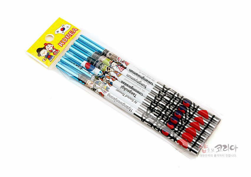 [텍스트: KOREA] 한복 차림 캐릭터와 태극 문양, 한글 패턴이 인쇄된 화이트 바디 연필과 청색 메탈릭 포일 바디 연필이 조합된 6종 세트 이미지描写