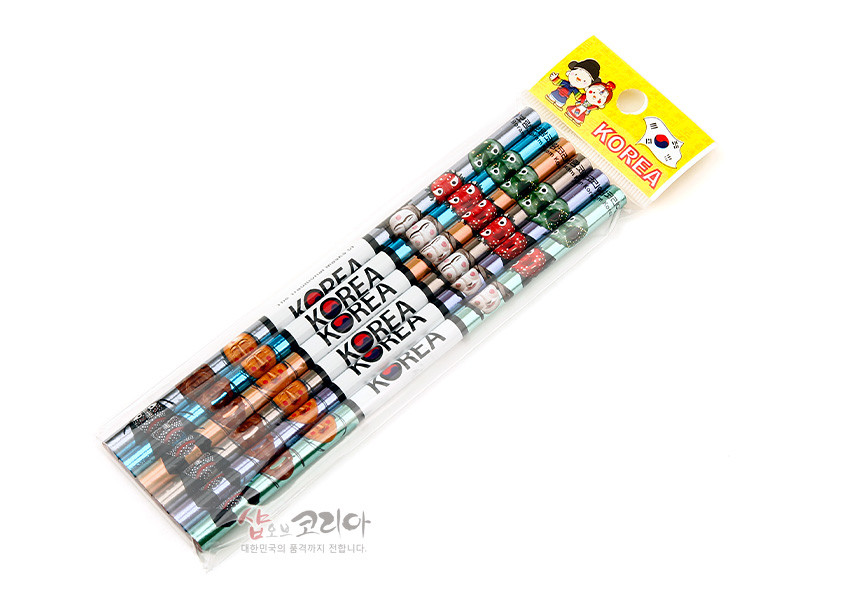 [텍스트: KOREA] 다양한 색상의 목재 연필에 하회탈 얼굴 문양과 스트라이프 패턴이 반복된 전통문양 연필 6종 세트 모습
