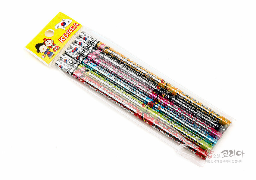 [텍스트: KOREA] 알록달록한 금속 광택 코팅 위에 전통 꽃문양과 태극기, 한글 훈민정음 패턴이 인쇄된 6본 연필 세트 모습