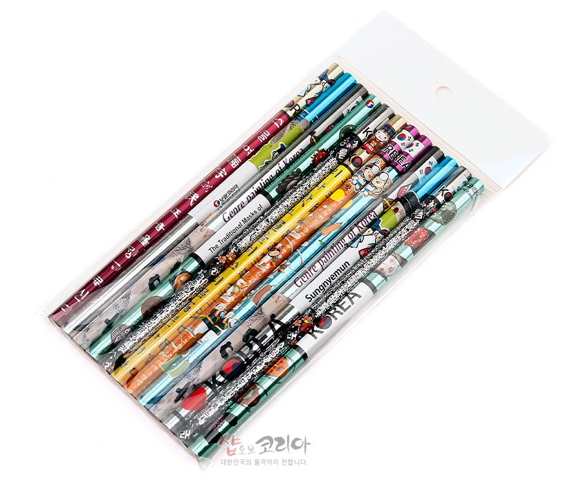 [텍스트: I ♥ KOREA, Sungnyemun, The Traditional Masks of, Gate painting of korea] 다채로운 색상의 목재 연필에 한글, 전통 건축과 탈, 캐릭터 일러스트, 기하학 문양이 인쇄된 12종 연필 세트 이미지 설명