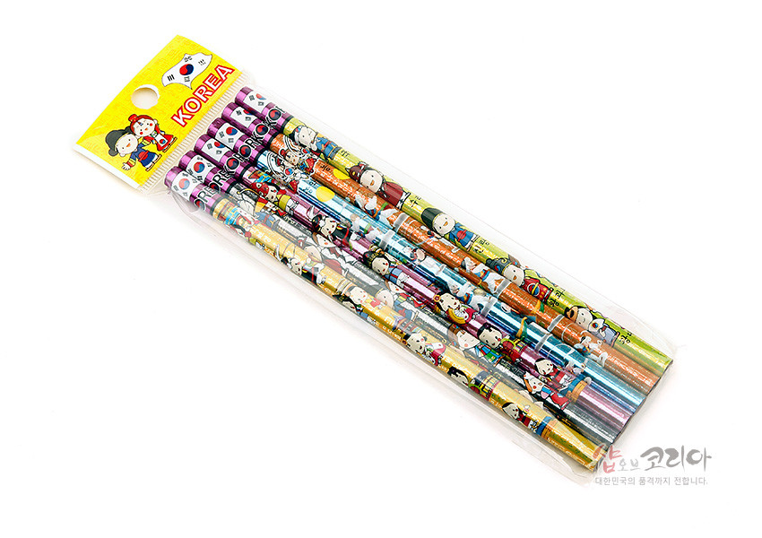 [텍스트: KOREA] 알록달록한 색상의 목재 연필에 한복 차림 어린이와 제기차기·널뛰기 등 전통놀이 일러스트가 반복 인쇄된 연필 6종 세트 이미지 설명