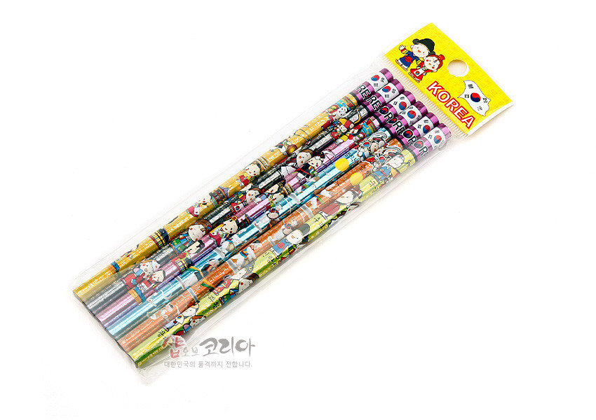 [텍스트: KOREA] 한복 차림 아이들이 전통놀이를 즐기는 캐릭터와 태극 문양이 알록달록 인쇄된 목재 연필 6종 세트 이미지 설명