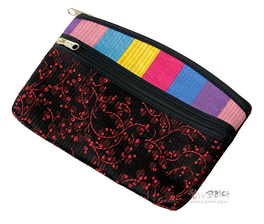 [텍스트: 샵오브코리아 대한민국의 품격까지 전합니다.] 흑갈색 누비천 위 붉은 매화 자수 문양과 위쪽 다채로운 색동 누빔 배색, 금속 지퍼 장식의 티슈 지갑 모습