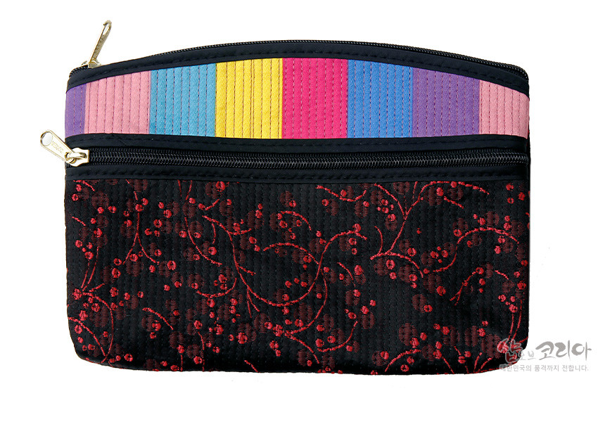 [텍스트: 샵오브코리아 대한민국의 품격까지 전합니다.] 흑갈색 누비 천에 붉은 매화 자수 문양, 상단에 비단 색동 누비와 금속 지퍼 장식이 어우러진 티슈 지갑 디자인
