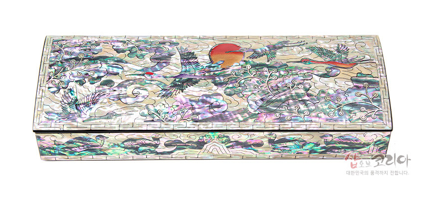 [텍스트: 샵오브코리아 대한민국의 품격까지 전합니다.] 자개 상감 기법으로 운학과 해, 구름 문양을 섬세하게 표현한 다채로운 옻칠 필함 디자인