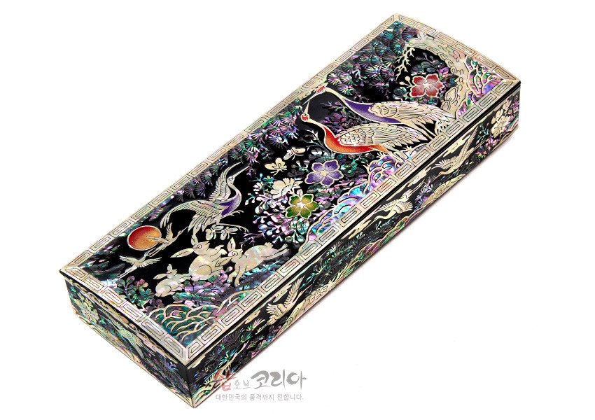 [텍스트: 샵오브코리아 대한민국의 품격까지 전합니다.] 흑색 옻칠 바탕 위 자개 상감 기법으로 송학, 해, 구름과 꽃 문양을 오색 광택으로 표현한 사각 필함 디자인