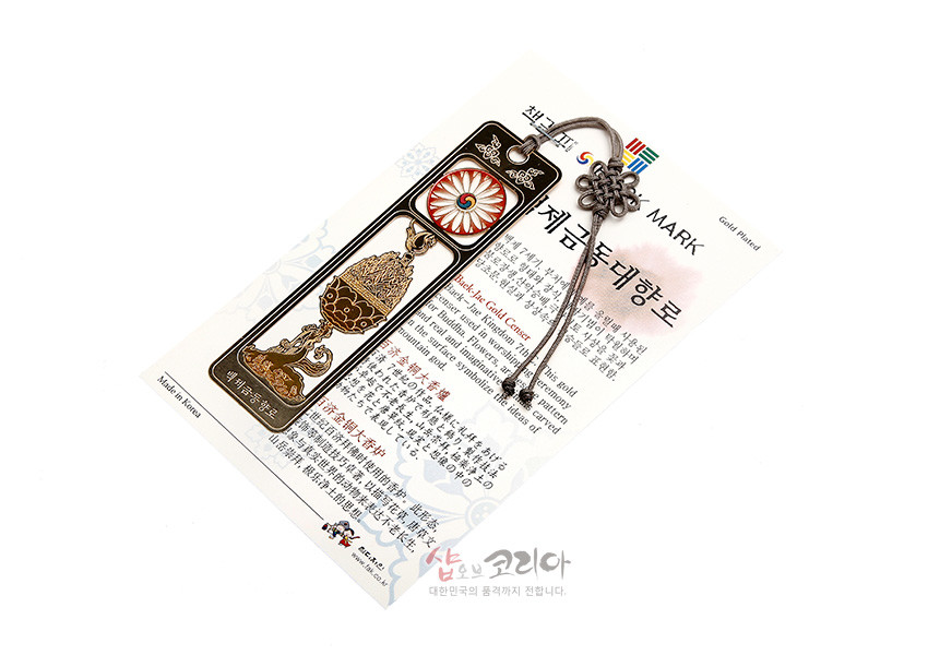 [텍스트: 백제금동대향로, Made in Korea] 금장 기법의 금속 직사각 책갈피, 백제 금동대향로 문양과 적·청 대비 태극 원형 장식, 전통 매듭 끈 장식 구성