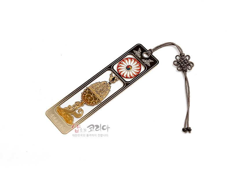 [텍스트: 샵오브코리아 대한민국의 품격까지 전달합니다.] 금속 재질 금장 책갈피, 백제 금동대향로 실루엣과 적·백·청 삼색 태극 문양, 흑색 배경 위 섬세한 레이저 컷팅과 전통 매듭 장식 끈 디테일 특징