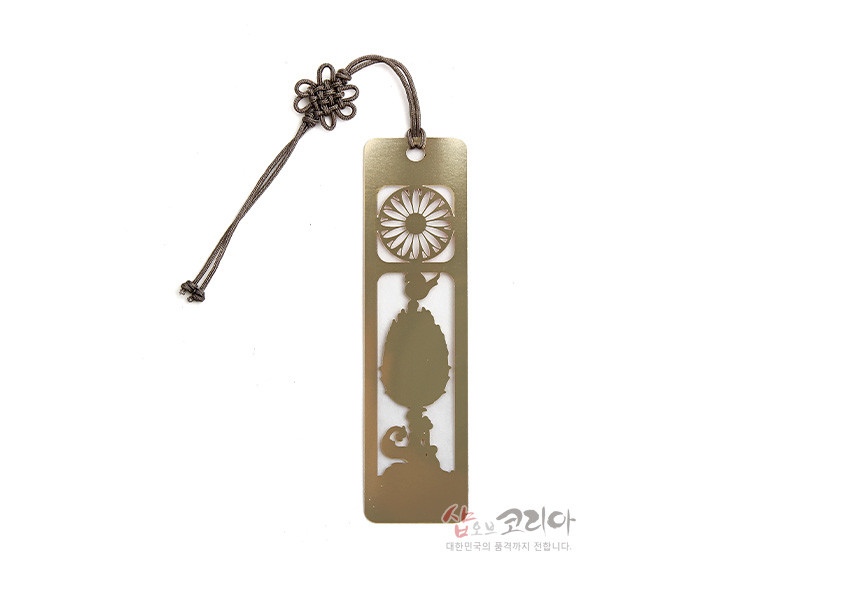 [텍스트: 샵오브코리아 대한민국의 품격까지 전합니다.] 금속 재질 금장 직사각형 책갈피, 상단 연꽃형 문양과 하단 백제 금동대향로 실루엣 레이저 컷팅, 전통 매듭 장식 끈 디자인