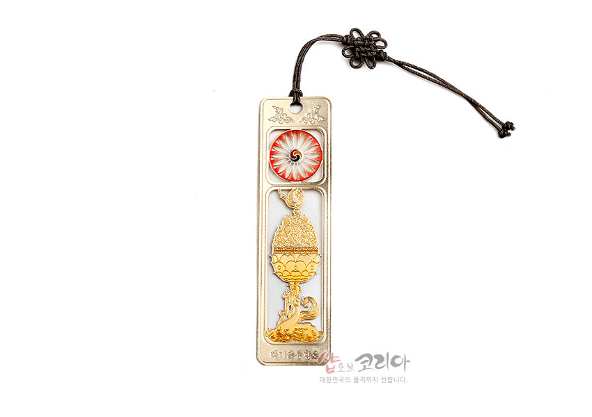 [텍스트: 백제금동대향로] 금속 재질 직사각형 책갈피, 금장 기법의 백제 금동대향로와 연꽃·태극 문양 장식, 상단 전통 매듭 끈 포인트 디자인