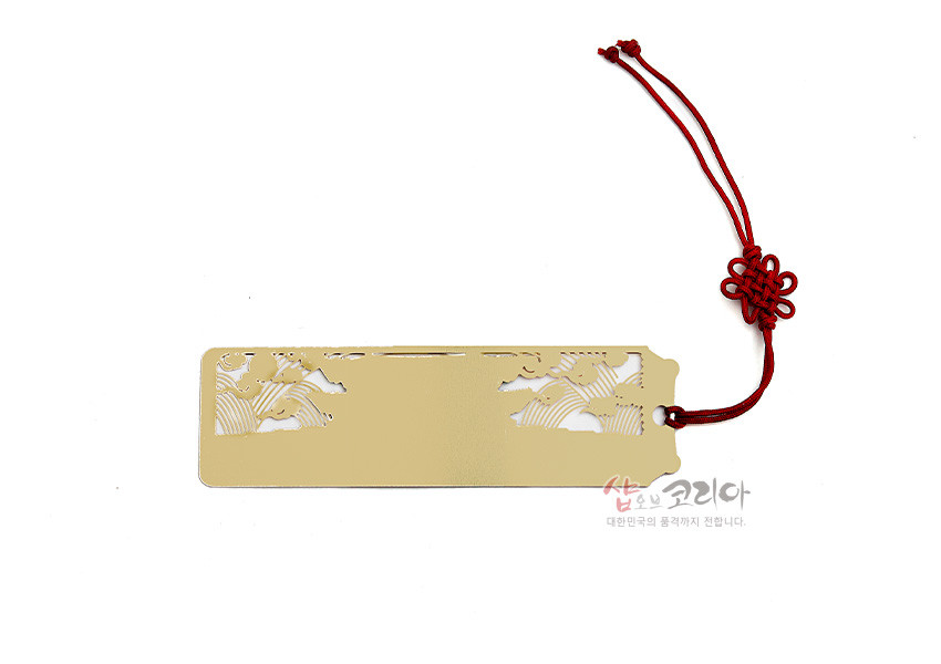 [텍스트: 샵오브코리아 대한민국의 품격까지 전합니다.] 금속 재질 직사각 책갈피, 상단 광화문과 구름·산세 문양 레이저 컷팅 장식, 붉은 전통 매듭끈 포인트 디자인