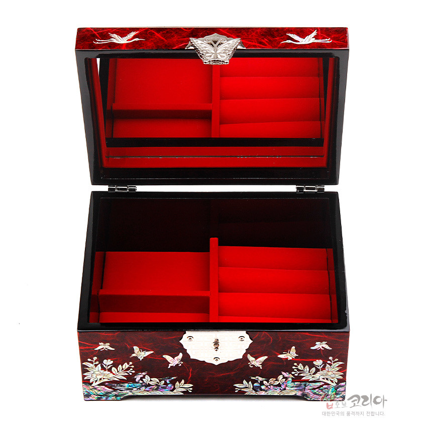 [텍스트: 샵오브코리아 대한민국의 품격까지 전합니다.] 적색 한지와 옻칠 바탕에 자개 상감 송학·나비·화조 문양 장식, 내부 붉은 칸막이 구조 보석함 디자인