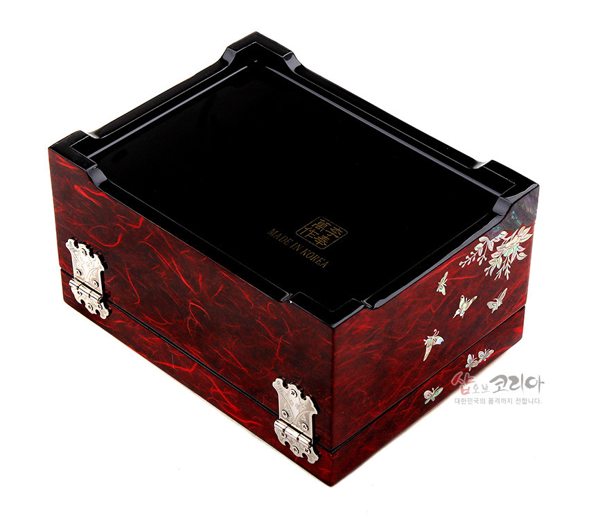 [텍스트: MADE IN KOREA, 샵오브코리아 대한민국의 품격까지 전합니다.] 적색 한지 문양 옻칠 바탕에 나비와 꽃 자개 상감, 금속 경첩 장식이 돋보이는 직사각 보석함 디자인