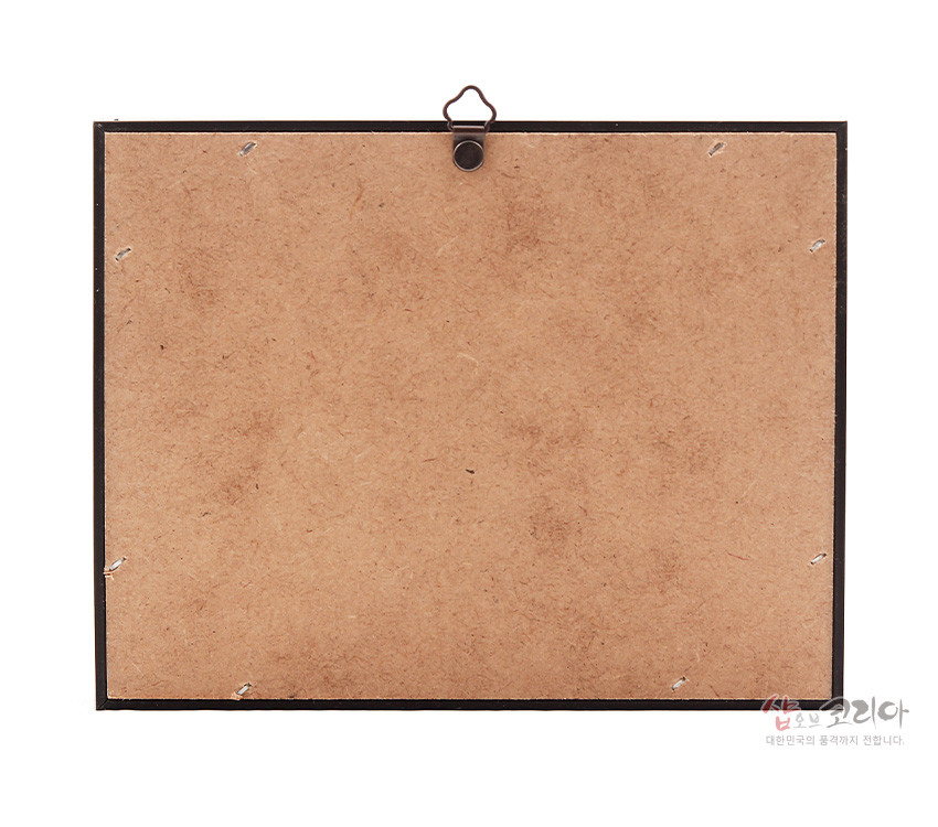 [텍스트: 샵온코리아 대한민국의 품격까지 전합니다.] MDF 재질의 사각 액자 뒷면과 금속 고리 장식, 심플한 베이지톤 마감 디테일 이미지 설명