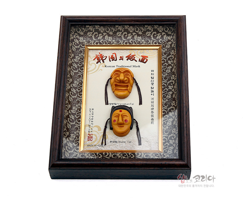 [텍스트: Korean Traditional Mask, 양반탈/Yangban Tal, 부네탈/Bune Tal, MADE IN KOREA] 짙은 갈색 나무 액자와 금색 테두리, 베이지색 당초무늬 배경 위에 노란빛 하회탈 두 개가 입체 부조로 세로 배치된 구성