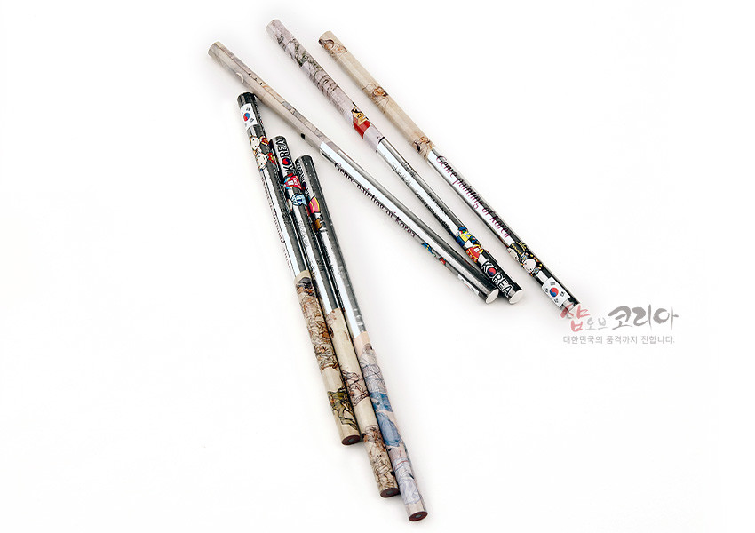 [텍스트: KOREA, 샵오브코리아, 대한민국의 품격까지 전합니다.] 신윤복·김홍도 풍속화와 태극기, 전통 인물 일러스트가 코팅 인쇄된 흑백·파스텔톤 연필 6종 세트 이미지 설명